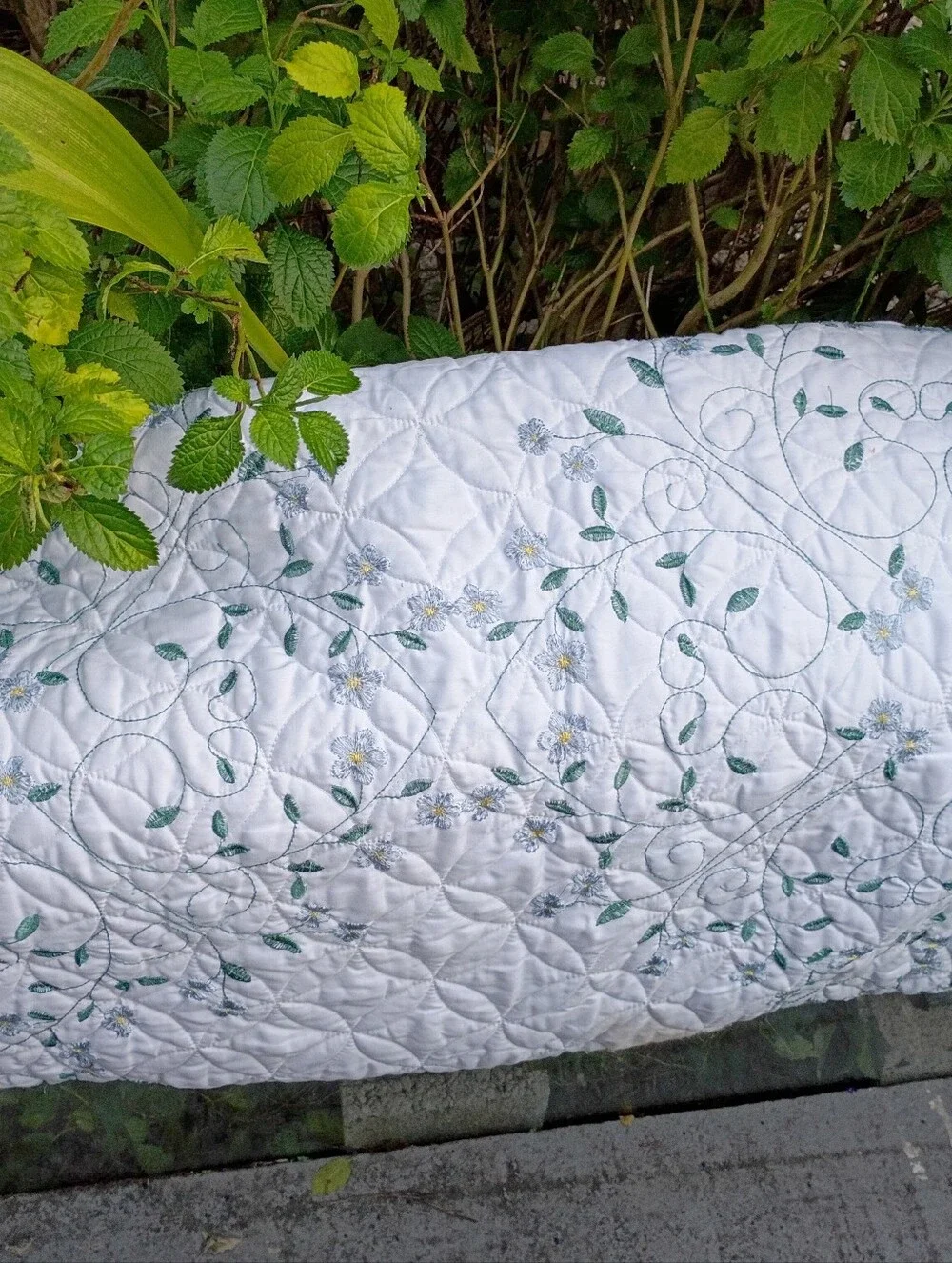 Embroidered Floral Reversible Vintage Scrolling Vine Flowers Quilted Comforter.